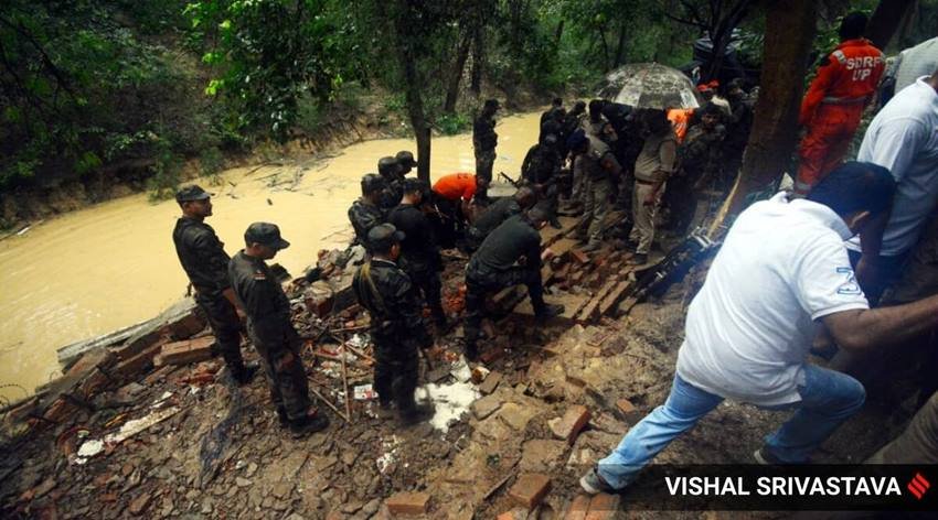 लखनऊ के दिलकुशा इलाके में बारिश के चलते दीवार गिरने से 9 लोगों की जान चली गई।