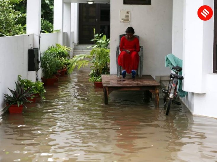 कहा जा रहा है कि आगर बारिश का कहर ऐसे ही जारी रहा तो और भी हादसे हो सकते हैं। (Photos: Indian Express and Social Media)