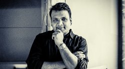 पत्रकार ने निकाली शाब्दिक गलती तो फिल्ममेकर ने यूं दिया जवाब, लोगों ने ऐसे लिए मजे