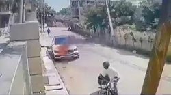 Labor Set Fire in Mercedes: नहीं मिली टाइल्स लगाने की पूरी पेमेंट तो बाइक पर बैठकर आया और बंगले के बाहर मर्सिडीज को लगा दी आग