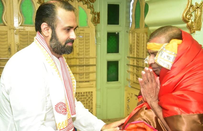 इन तस्वीरों में मुकेश अंबानी मंदिर के महंत से बातें करते दिखे। कुछ तस्वीरों में रिलायंस चीफ उनके सामने हाथ जोड़े दिखे। 