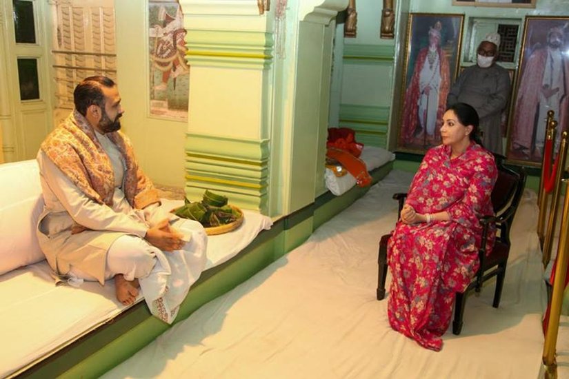 वल्लभ संप्रदाय के प्रधान पीठ श्रीनाथजी मंदिर की लोगों के बीच बहुत आस्था है। राजस्थान के राजपरिवार के लोग भी मंदिर में दर्शन को पहुंचते हैं। (Photo: Diya Kumari twitter)