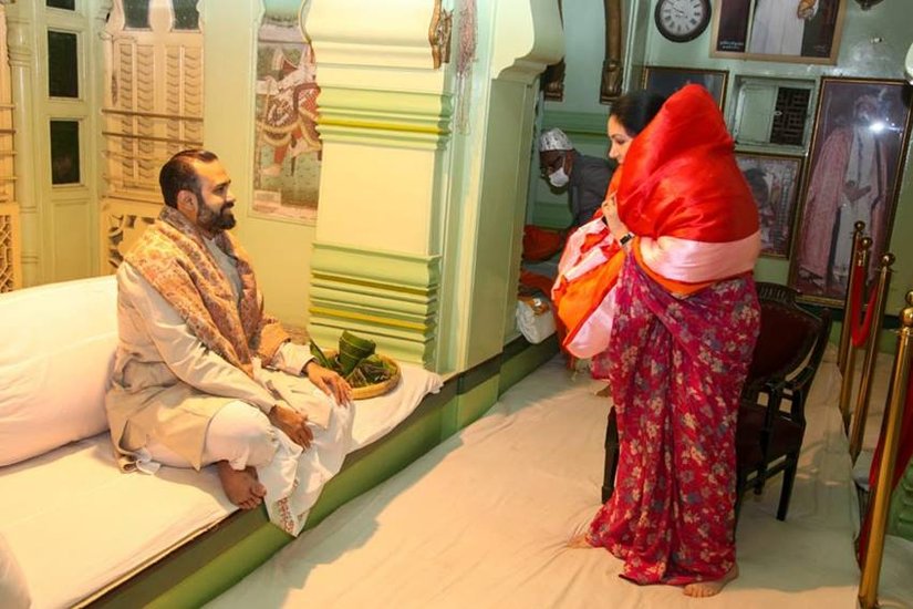 तस्वीर में जयपुर राजघराने की राजकुमारी दिया कुमारी विशाल बाबा से आशीर्वाद लेती दिख रही हैं। (Photo: Diya Kumari twitter)
