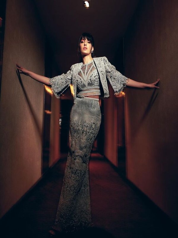 NORA FATEHI IN SILVER FITTEING SKIRT TOP