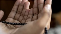 प्रयागराज: अस्पताल में मरीजों के बीच मह‍िला ने पढ़ी नमाज, तीमारदारों ने जताया विरोध