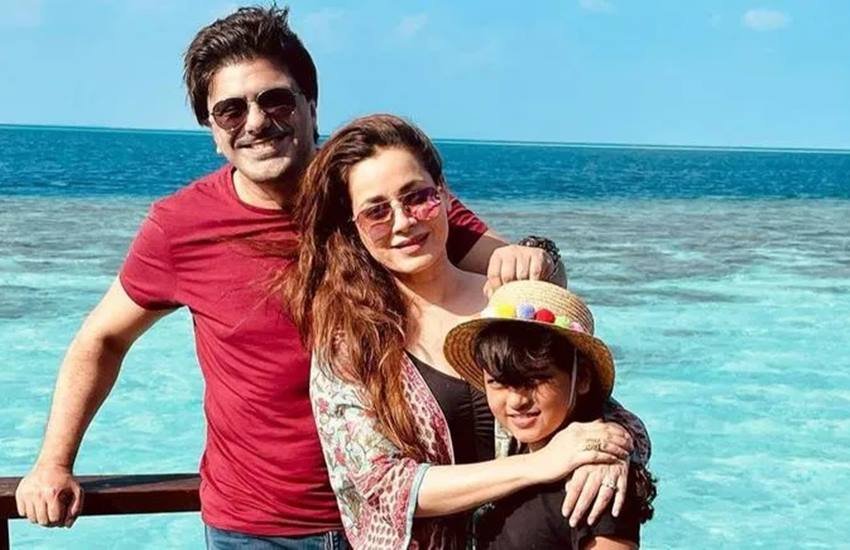 Neelam Love Life: नीलम बॉलीवुड की चर्चित अभिनेत्री रही हैं। उन्होंने अपने करियर में अमिताभ बच्चन से सलमान खान तक जैसे स्टार्स के साथ स्क्रीन शेयर किया। नीलम ने फिल्मों से नाम तो खूब कमाया लेकिन उन्हें प्यार के लिए काफी मशक्कत भी करनी पड़ी है। आइए डालते हैं नीलम की लव लाइफ पर एक नजर: 