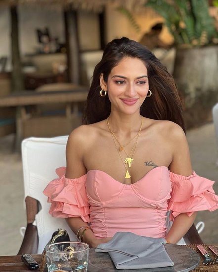 Nusrat Jahan Tattoo: बंगाली फिल्मों की मशहूर अभिनेत्री नुसरत जहां लोकसभा सांसद भी हैं। वह पश्चिम बंगाल के बशीरहाट सीट से टीएमसी (TMC) के टिकट पर चुनाव जीत संसद पहुंची हैं। नुसरत जहां ने हाल ही में कुछ तस्वीरें शेयर की हैं। इन तस्वीरों में दिख रहा उनका टैटू सोशल मीडिया यूजर्स के बीच चर्चा का विषय बन गया है।
