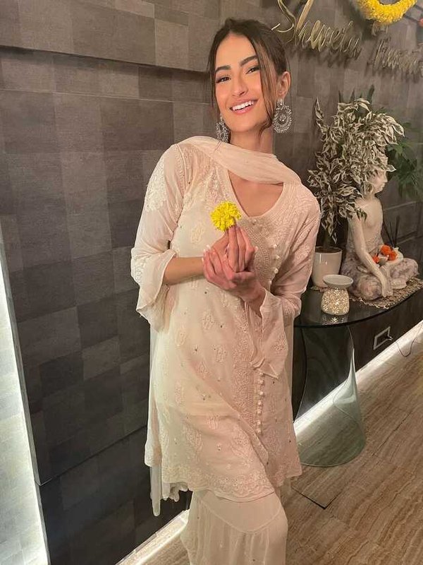 PALAK TIWARI IN SIMPLE SUIT AND NOMAKEUP LOOK