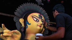 दुर्गा की प्रतिमा में वेश्यालय के बाहर पड़ी मिट्टी का क्यों किया जाता है इस्तेमाल, जानिए क्या है मान्यता