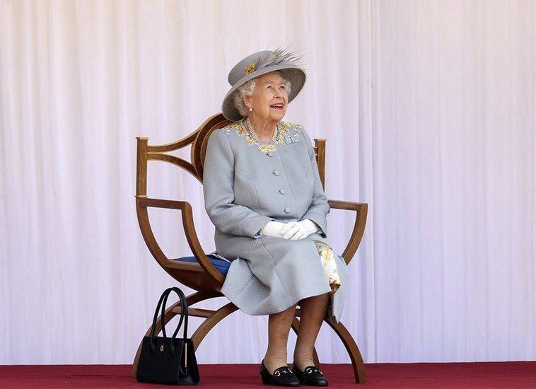 Queen Elizabeth II Death: ब्रिटिश राजघराने की सत्ता पर सबसे लंबे समय तक काबिज रहने वालीं महारानी एलिजाबेथ द्वितीय ने 96 साल की उम्र में दुनिया को अलविदा कह दिया है।  एलिजाबेथ II हमेशा से भारत के साथ अच्छे संबंधों की पैरोकार रही हैं। आइए तस्वीरों में देखें भारतीयों के साथ दिवंगत महारानी की कुछ तस्वीरें: 