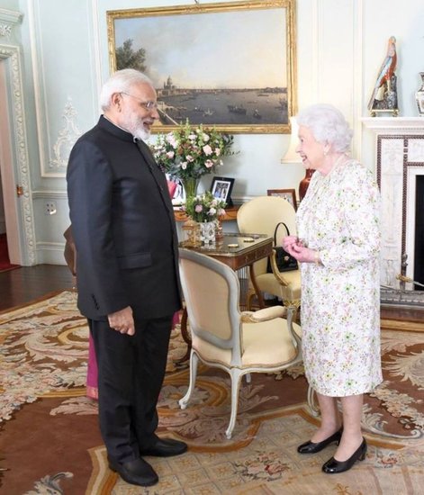 पीएम नरेंद्र मोदी संग एलिजाबेथ।