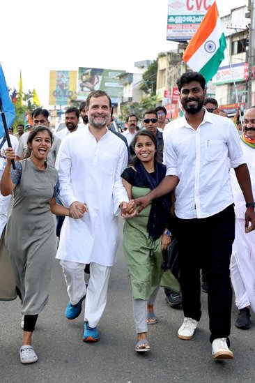 इन तस्वीरों को कई आम सोशल मीडिया यूजर्स भी शेयर कर रहे हैं।