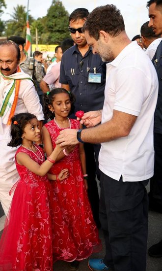 राहुल गांधी अपनी यात्रा में शामिल बच्चों से बड़े प्यार से मिलते दिखे।