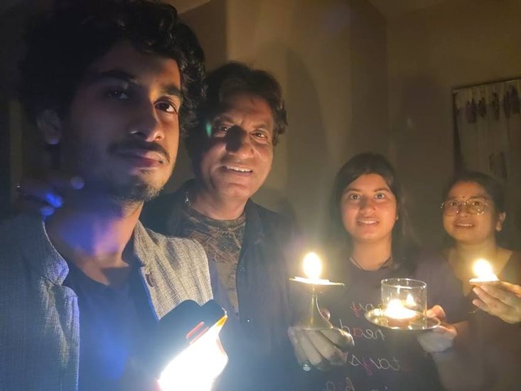 बेटे का नाम आयुष्मान और बेटी का नाम अंतरा श्रीवास्तव है। दोनों पढ़ाई कर रहे हैं।