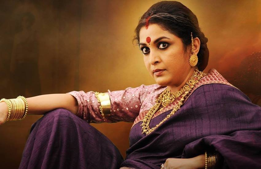 Ramya Krishnan Birthday: राम्या कृष्णन चर्चित अभिनेत्री हैं। उन्होंने हिंदी समेत पांच भाषाओं की फिल्मों में काम कर खूब नाम कमाया। बॉलीवुड में वह अमिताभ बच्चन (Amitabh Bachchan), गोविंदा (Govinda), अनिल कपूर (Anil Kapoor) और संजय दत्त (Sanjay Dutt) जैसे एक्टर्स के साथ दिखीं हैं। तमाम बड़े एक्टर्स और डायरेक्टर्स के साथ काम करने वालीं राम्या के पति ने ही उनके साथ कभी काम ना करने की कसम खाई है। राम्या कृष्णन के जन्मदिन पर जानिए यह रोचक किस्सा: 