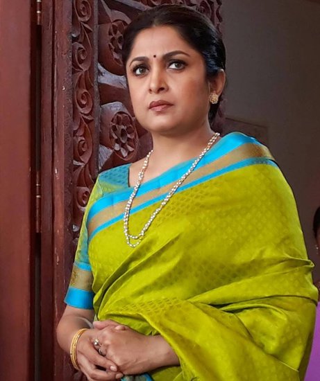  कृष्णा वामसी बेहद स्ट्रिक्ट डायरेक्टरों में गिने जाते हैं। वह सेट पर किसी एक्टर की लापरवाही बर्दाश्त नहीं करते। वह राम्या की हरकत पर काफी गुस्सा हुए। 