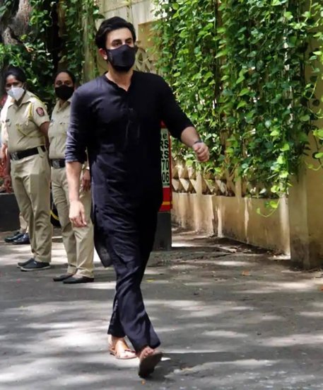 वेस्टर्न हो या फिर ट्रेडिशनल, हर तरह के ब्लैक ड्रेस रणबीर कपूर पर जचते हैं।