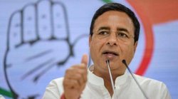 सुरजेवाला बोले- देश का 57 प्रतिशत पैसा सिर्फ 10 पर्सेंट लोगों के पास है, आधी आबादी के पास सिर्फ 13 फीसदी धन, बीजेपी देश बेचो अभियान में लगी है