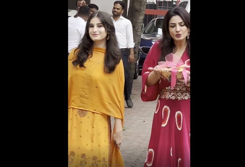 गणेश चतुर्थी (Ganesh Chaturthi) के मौके पर रवीना टंडन शिल्पा शेट्टी (Shilpa Shetty) के घर गणपति दर्शन को पहुंचीं। रवीना (Raveena Tandon) के साथ उनकी बेटी राशा भी थीं। राशा (Rasha Thadani) बिल्कुल रवीना टंडन जैसी दिख रही थीं। तस्वीरें सामने आने के बाद एक बार फिर से राशा थडानी चर्चा में आ गई हैं। आइए जानते हैं रवीना की बेटी राशा से जुड़ी कुछ बातें: