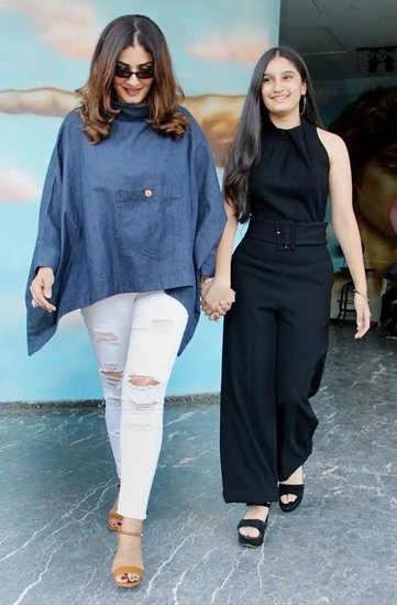 खूबसूरती के मामले में कहीं से भी राशा अपनी मां रवीना से कम नहीं हैं।