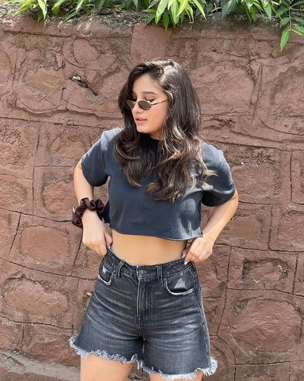 राशा सोशल मीडिया में काफी एक्टिव हैं औऱ आए दिन अपनी फोटोज शेयर करती रहती हैं।