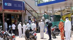 SBI ने माफ किया मोबाइल फंड ट्रांसफर पर SMS चार्ज, अब बिना किसी शुल्‍क के कर सकेंगे लेनदेन