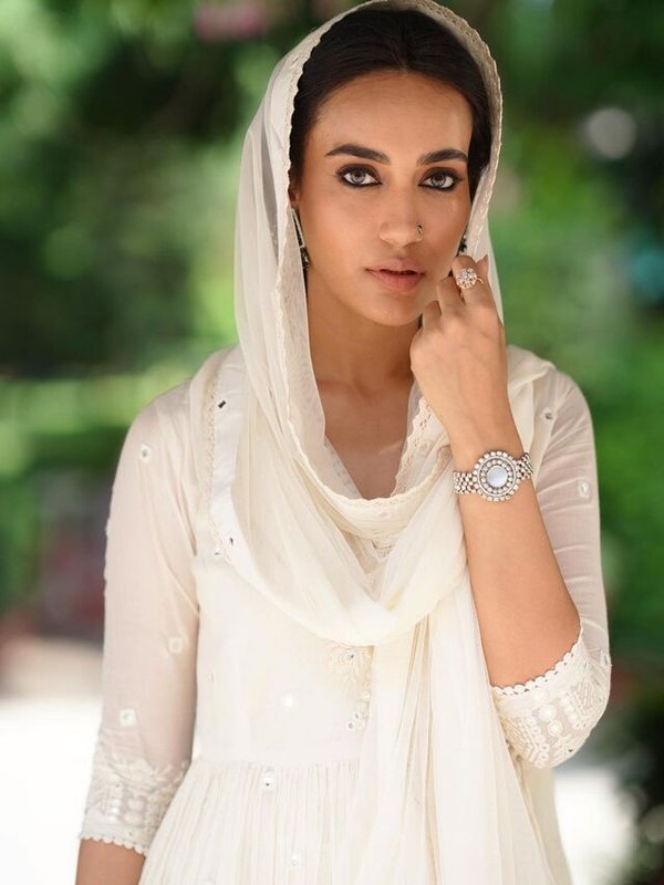 SURBHI JYOTI IN SAADGI BHARA LOOK