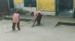स्कूलों में झाड़ू लगाते दिखे बच्चे, सपा बोली- भाजपा राज में झाड़ू पोंछा बर्तन एवं शौचालय साफ करने जाते हैं बच्चे