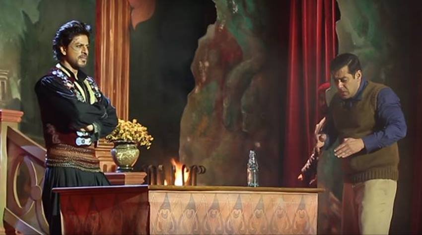 सलमान खान की फिल्म ट्यूबलाइट में शाहरुख खान छोटे से रोल में दिखे थे। फिल्म फ्लॉप हुई थी।