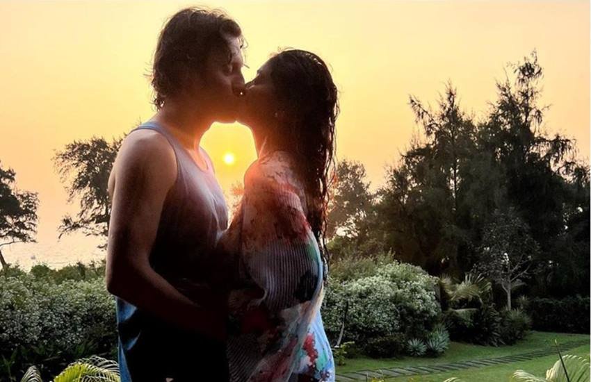 श्रिया सरन सोशल मीडिया में काफी एक्टिव रहती हैं। वह आए दिन अपनी फोटोज औऱ वीडियोज फैंस संग शेयर करती हैं।