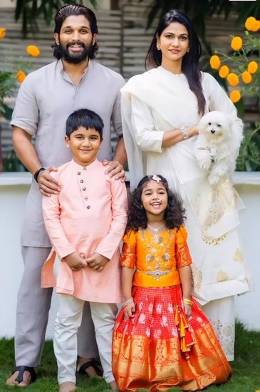 Allu Arjun: अल्लू अर्जुन की पत्नी का नाम स्नेहा रेड्डी है। दोनों ने साल 2011 में शादी रचाई थी। स्नेहा के पिता कंचरला चंद्रशेखर रेड्डी बड़े उद्योगपति हैं।