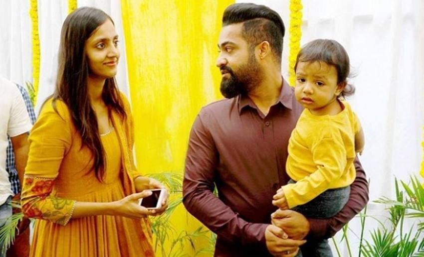 Jr NTR: जूनियर एनटीआर की पत्नी का नाम लक्ष्मी प्रणति है। तक्ष्मी के पिता बिजनेसमैन हैं और तेलुगू में एक न्यूज चैनल के मालिक भी हैं।