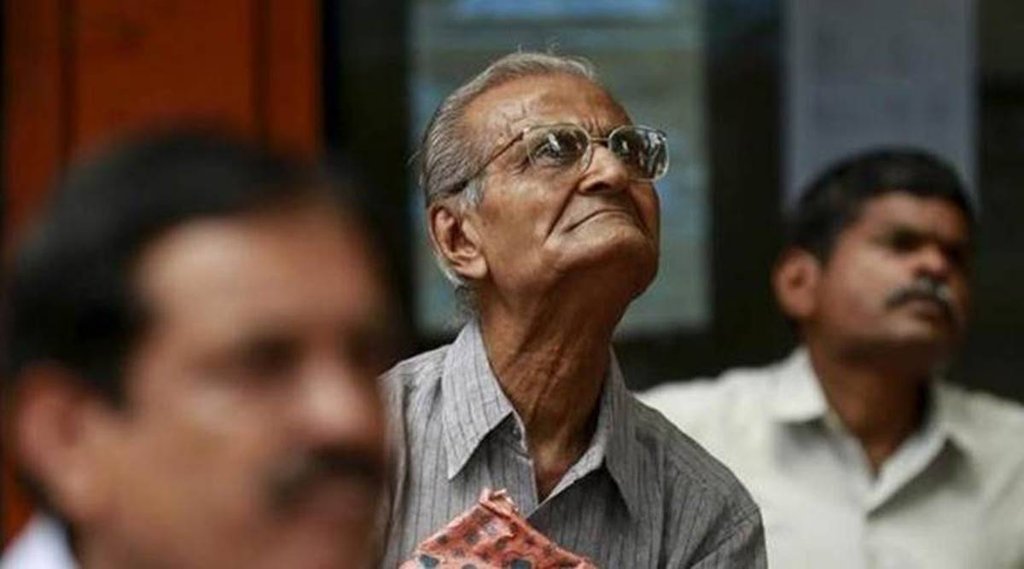 सभी सीनियर सिटीजन को बैंकिंग सुविधा से जोड़ने के लिए आरबीएल फ्री डोरस्टेप बैंकिंग सुविधा भी दे रहा है। (Photo- Indian Express)