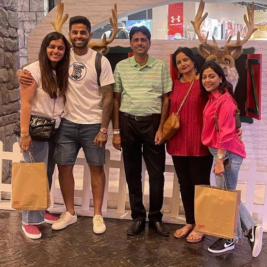Suryakumar Yadav And His Family5