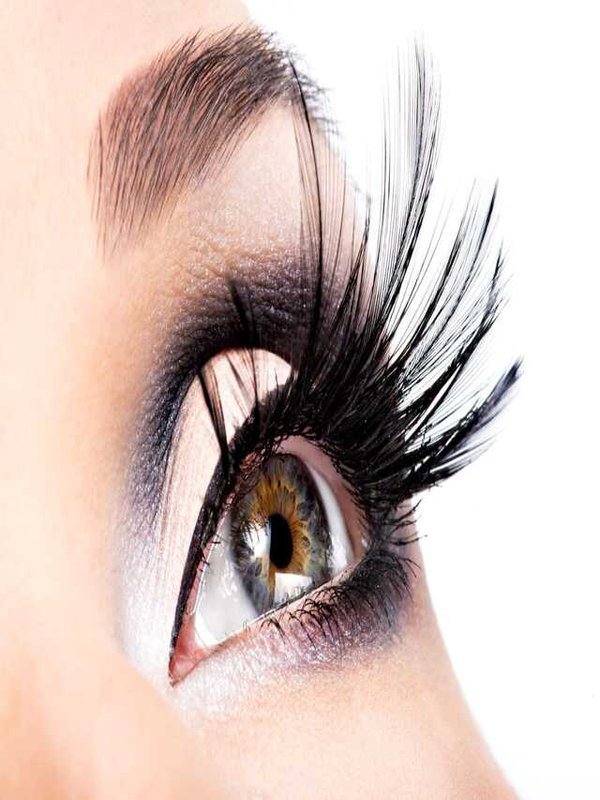 THESE HABITS CAN HARM YOUR EYELASHES