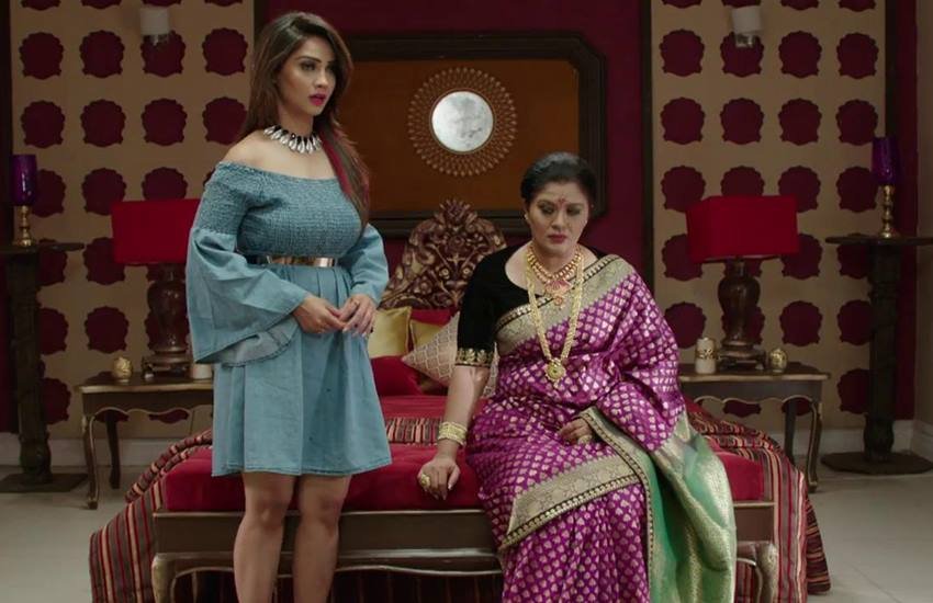 एकता कपूर (Ekta Kapoor) के शो नागिन 6 को दर्शक खूब पसंद करते हैं। शो की टीआरपी (TRP) भी अच्छी है। नागिन 6 (Naagin 6) को लेकर ताजा अपडेट ये है कि शो में एक्ट्रेस सुधा चंद्रन (Sudha Chandran) की वापसी होने जा रही हैं। कुछ समय पहले सुधा शो से बाहर हो गई थीं। हालांकि इससे पहले भी कई टीवी एक्टर्स शो से बाहर होने के बाद दोबारा वापसी कर चुके हैं। आइए डालते हैं एक नजर:  