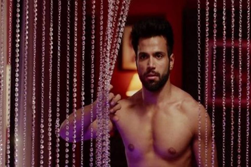 Rithvik Dhanjani: एक्टर रित्विक धनजानी भी ऐसे एक्सपीरियंस से गुजर चुके हैं। उन्होंने बताया था कि एक बार उन्हें एक एजेंट एक रूम में लेकर गया जहां लिखा था - लव, पार्टी और सेक्स। एजेंट उनकी जांघ भी छूने लगा था। 