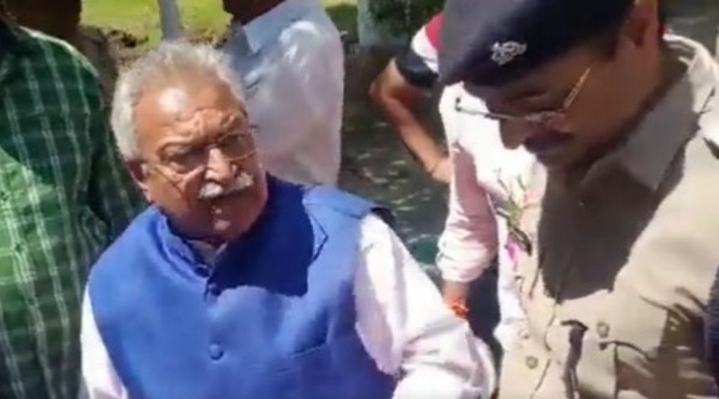 Meerut News: पुलिसकर्मियों पर भड़के बीजेपी सांसद लक्ष्‍मीकांत बाजपेयी (फोटो सोर्स: @news24tvchannel)
