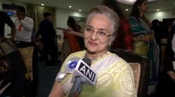 Dada saheb phalke Award: राष्ट्रपति के हाथों पुरस्कार लेकर बोलीं आशा पारेख- पूरी हो गईं सारी हसरतें