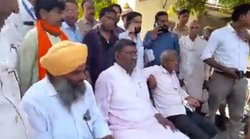 यूपी: सीतापुर में कार्यकर्ताओं के साथ धरने पर बैठ गए योगी सरकार के मंत्री, बोले- गरीबों को परेशान कर अपराधियों को दिया जा रहा संरक्षण
