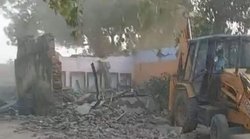 एटा में सपा नेता के घर पर चला बुलडोजर, सुनील यादव बोले- कोर्ट का स्‍टे होने के बाद भी तोड़ दिया मकान