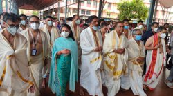 आंध्र प्रदेश के तिरुपति मंदिर में डेढ़ करोड़ दान करने के बाद मुकेश अंबानी पहुंचे केरल के गुरुवायूर कृष्ण मंदिर, परंपरा अनुसार धोती पहन किए दर्शन