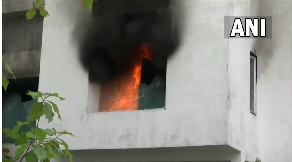 स्थानीय लोगों ने रिजॉर्ट में लगाई आग (फ़ोटो सोर्स: @Ani) स्थानीय लोगों ने रिजॉर्ट में लगाई आग (फ़ोटो सोर्स: @Ani)