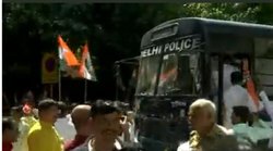 महंगाई पर रैली से पहले दिल्ली पुलिस ने चलाया कांग्रेसियों पर डंडा, राहुल गांधी बोले- राजा को सुनना ही होगा