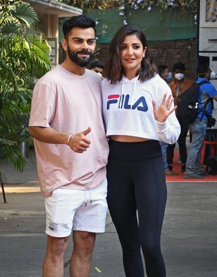 अनुष्का शर्मा और विराट कोहली ने हाल ही में मुंबई के आउटर एरिया अलीबाग में फार्महाउस के लिए जमीन खरीदी है। 8 एकड़ जमीन इस कपल ने करीब 20 करोड़ में खरीदी। अलीबाग में और भी कई बॉलीवुड सेलेब्स की प्रॉपर्टी है। आइए डालते हैं नजर: