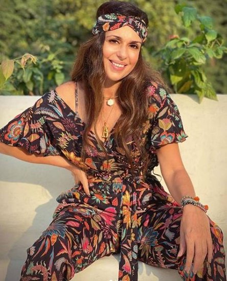सेलिब्रिटी फैशन डिजाइनर अनीता श्रॉफ अदजानिया भी अलीबाग में एक महंगी प्रॉपर्टी की मालकिन हैं। यहां उनका एक आलीशान फॉर्म हाउस हैं।