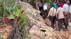 नोएडा: बाउंड्री वॉल में दब कर 4 की मौत, नाले की सफाई के दौरान हादसा