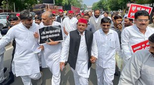 Samajwadi Party delegation meets Meets Anandiben Patel, Akhilesh Yadav Meets UP Governor, Azam Khan
