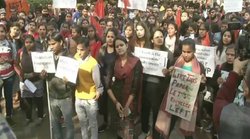 ABVP Student Protest: इलाहाबाद यूनिवर्सिटी के गेट पर ABVP ने जड़ा ताला, 400 फीसदी फीस वृद्धि के फैसले के खिलाफ छात्रों का आंदोलन जारी