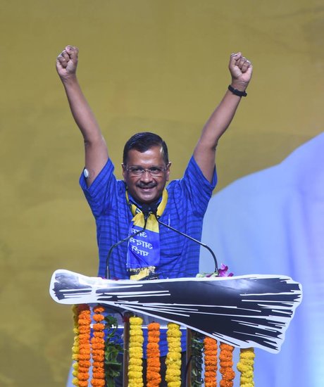 दिल्ली के सीएम अरविंद केजरीवाल को बाबा रामदेव ने संयम आसन करने की सलाह दी है। (Photo: PTI)